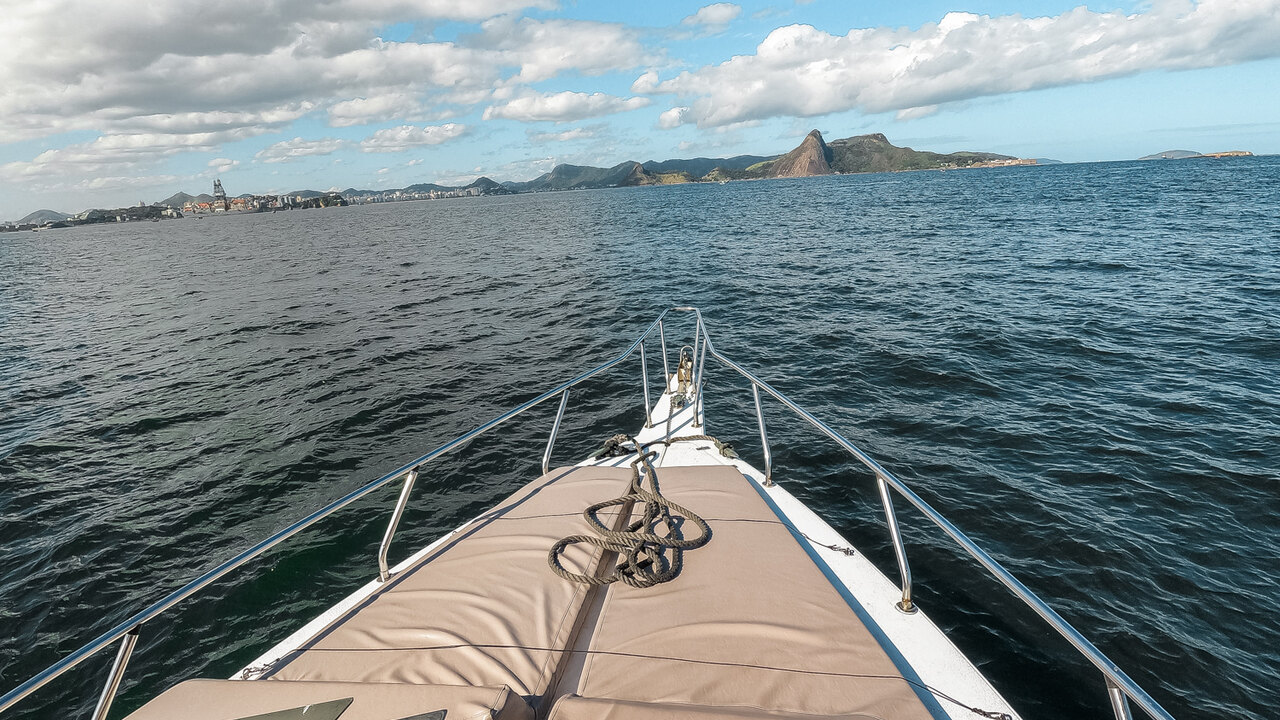 Vista panoramica de la Bahia de Guanabara con Pan de Azucar y Cristo Redentor al fondo vistos desde una lancha
