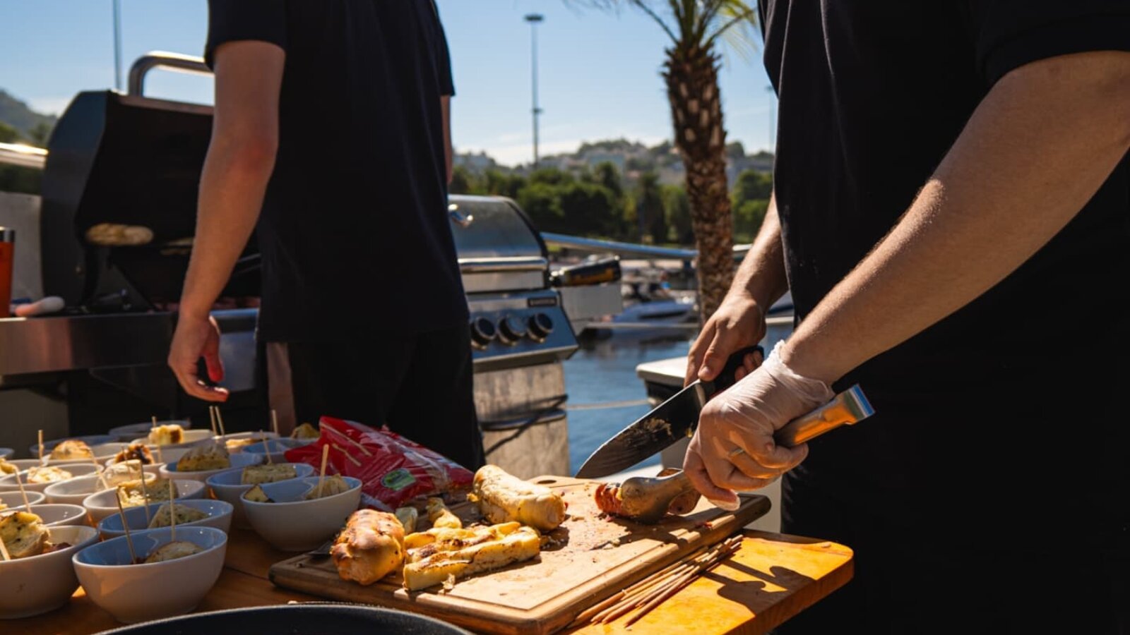 Buffet completo com churrasco e bar a bordo da lancha WeBoat