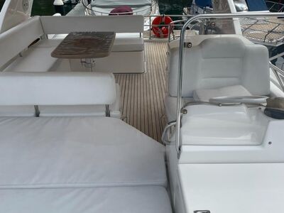 Intermarine 60 Fly - Flybridge com lounge e mesa