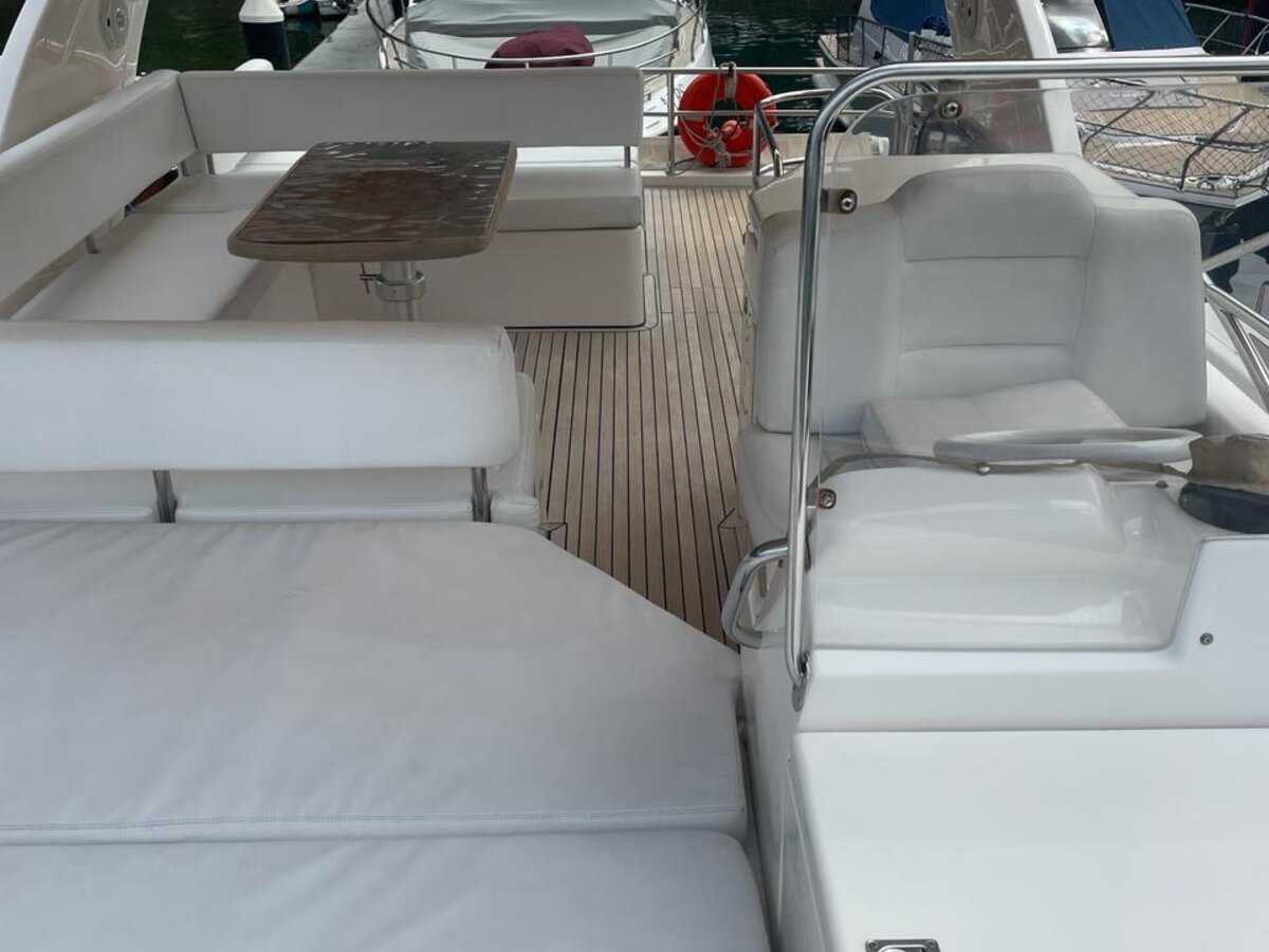 Intermarine 60 Fly - Flybridge com lounge e mesa