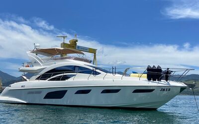 Iate Intermarine 60 Fly no mar com céu azul