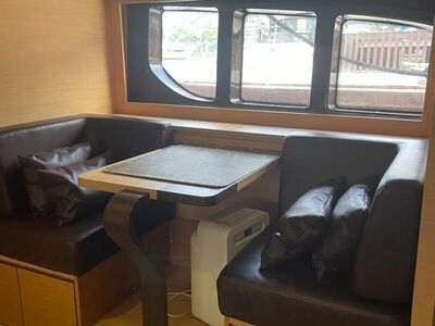 Intermarine 60 Fly - Dinette interior com sofás em couro