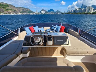 Prestige 60 - Solário de proa com almofadas e vista da cidade