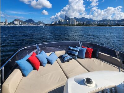 Prestige 60 - Proa com almofadas e vista da Baía de Guanabara