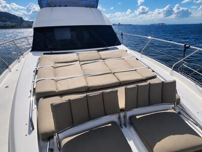 Prestige 60 - Flybridge com solário e área de estar
