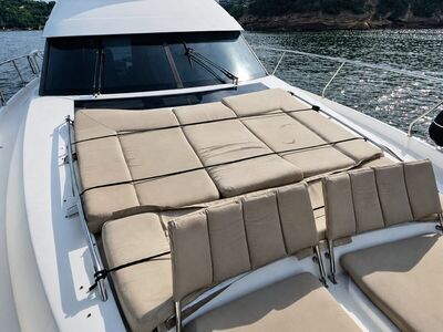 Prestige 60 - Flybridge com espreguiçadeiras