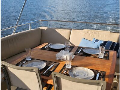 Prestige 60 - Mesa posta na popa com vista para as ilhas