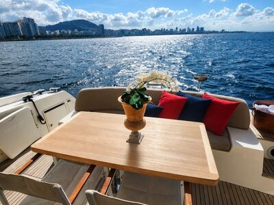 Prestige 60 - Mesa de jantar externa na popa