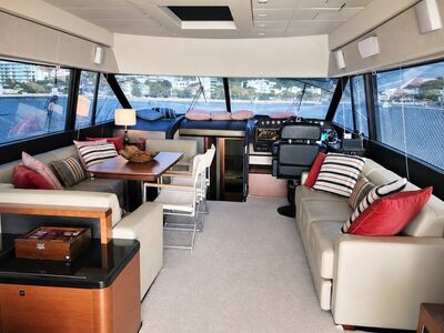 Prestige 60 - Salão interno com sofás