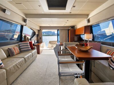 Prestige 60 - Salão com mesa de jantar e vista panorâmica