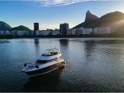 Prestige 60 - Ao pôr do sol com o Corcovado ao fundo
