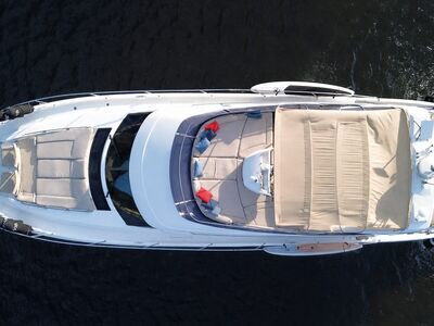 Prestige 60 - Vista aérea do deck e dos solários