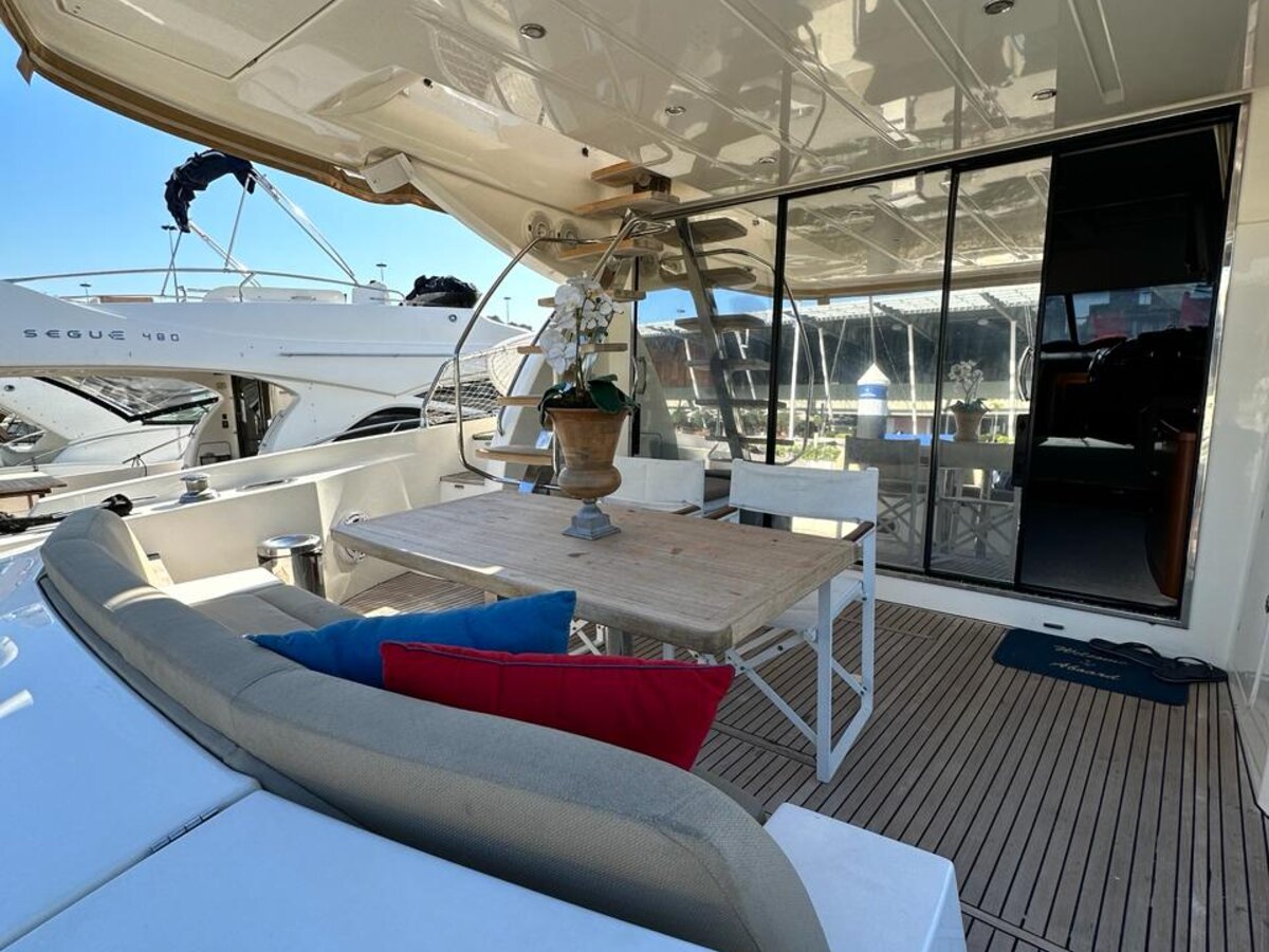 Prestige 60 - Deck de popa com sofá e mesa