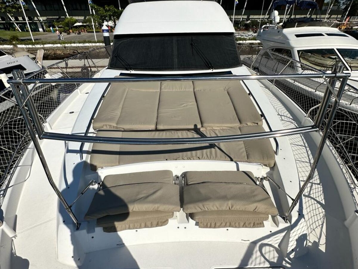 Prestige 60 - Sunpads da proa vista frontal