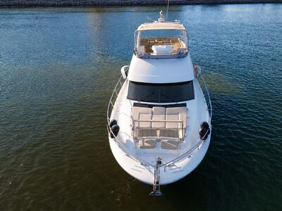 Prestige 60 - Vista de proa do iate fundeado
