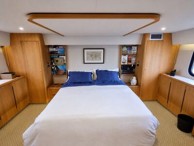Schaefer 72 Fly - Suíte master com cama de casal