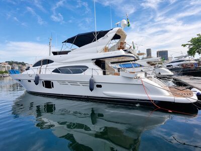 Schaefer 72 Fly yacht docked at Marina da Glória