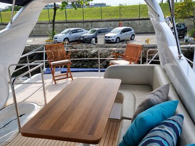 Schaefer 72 Fly - Flybridge com lounge e almofadas