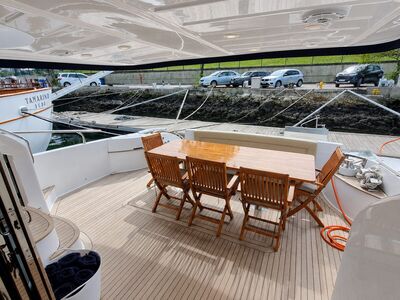 Schaefer 72 Fly - Cockpit com mesa e cadeiras de madeira