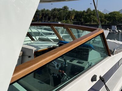 WeBoat Rival 36 - Painel e volante com acabamento em teca