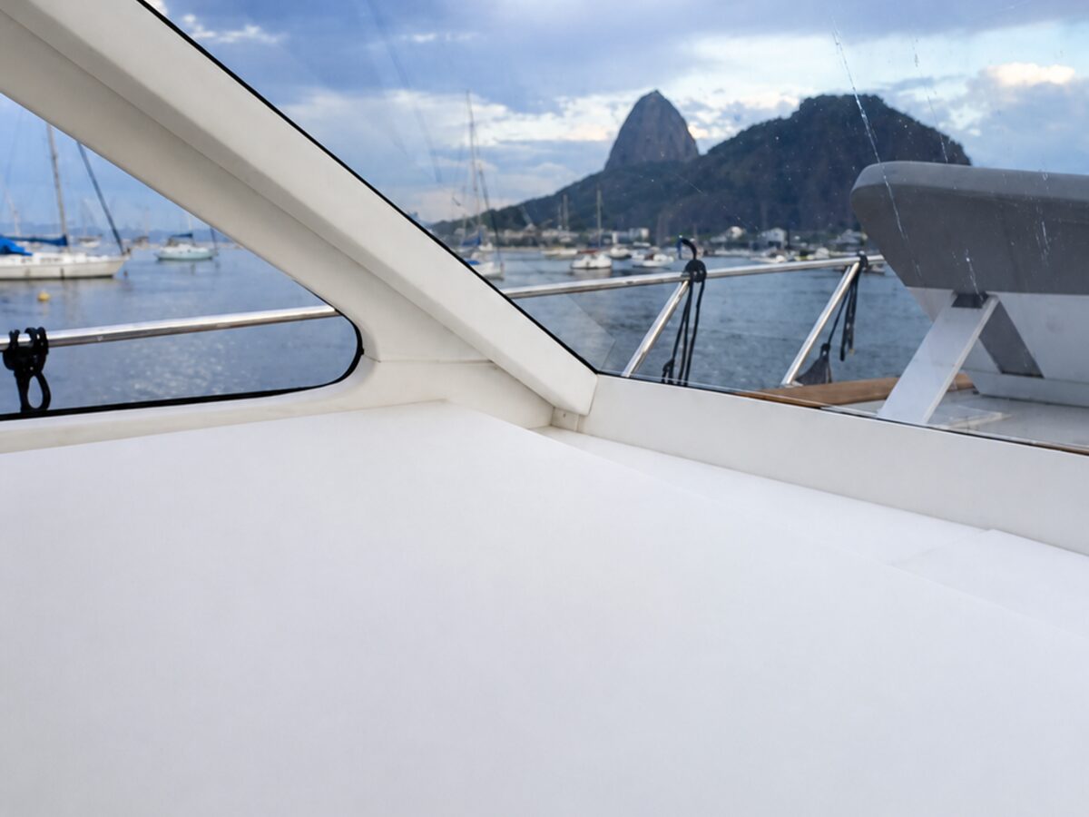 WeBoat Mares 50 - Deck de proa com vista para o Pão de Açúcar