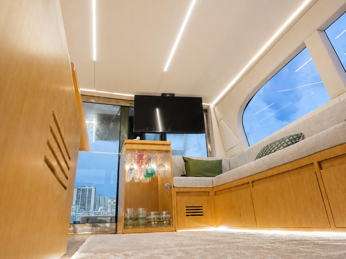WeBoat Mares 50 - Salão interno com TV