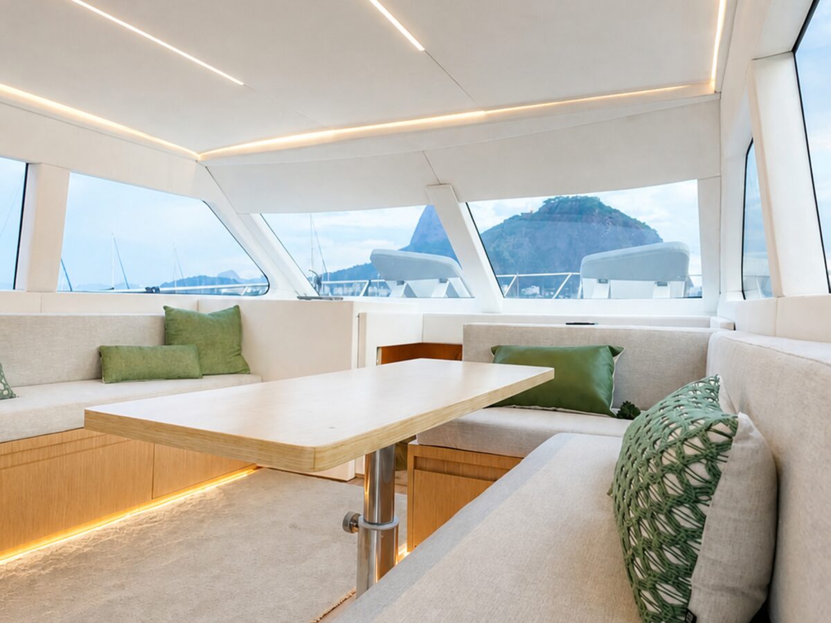 WeBoat Mares 50 - Salão com mesa de jantar