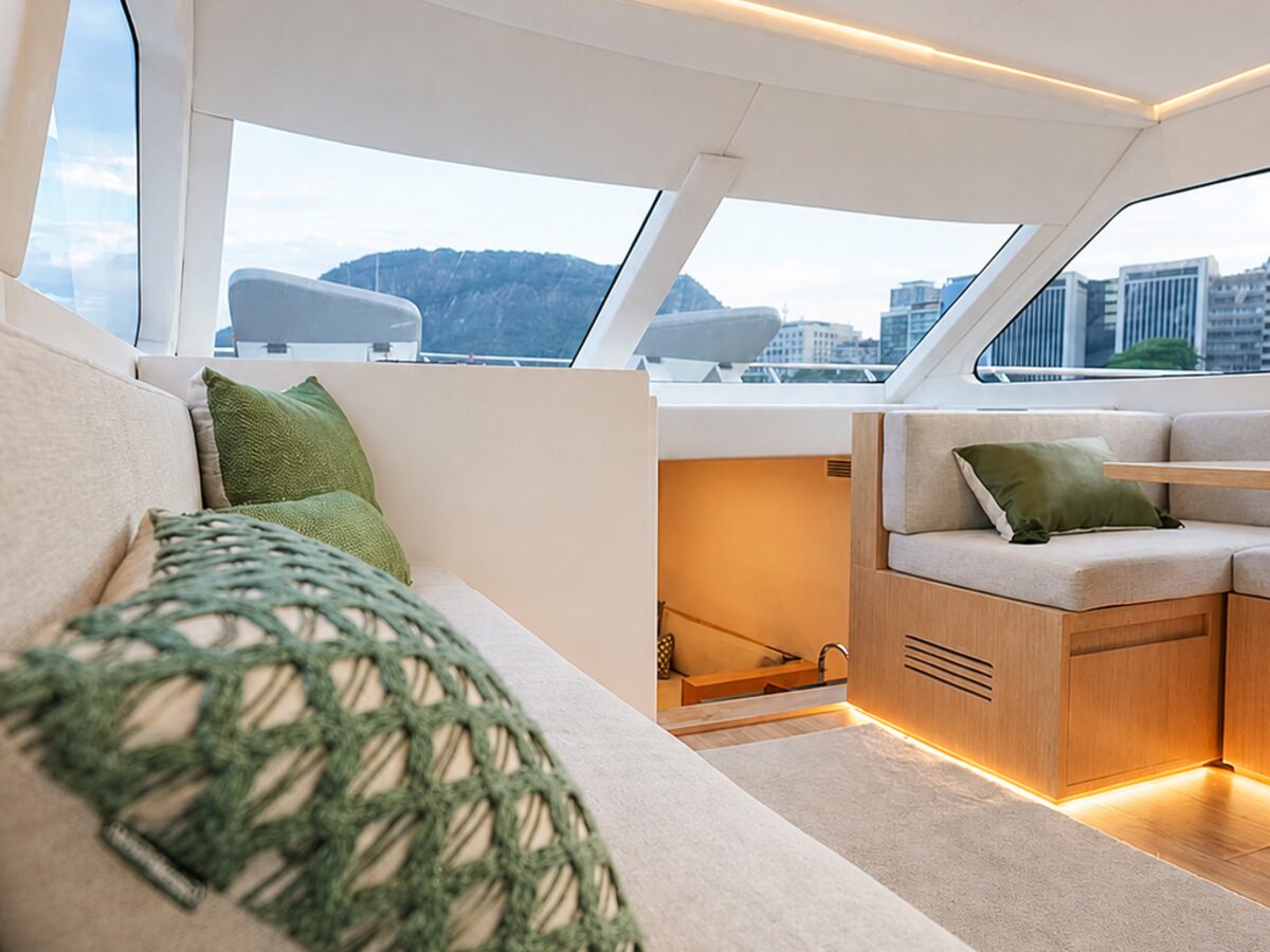 WeBoat Mares 50 - Sofá do salão com almofadas