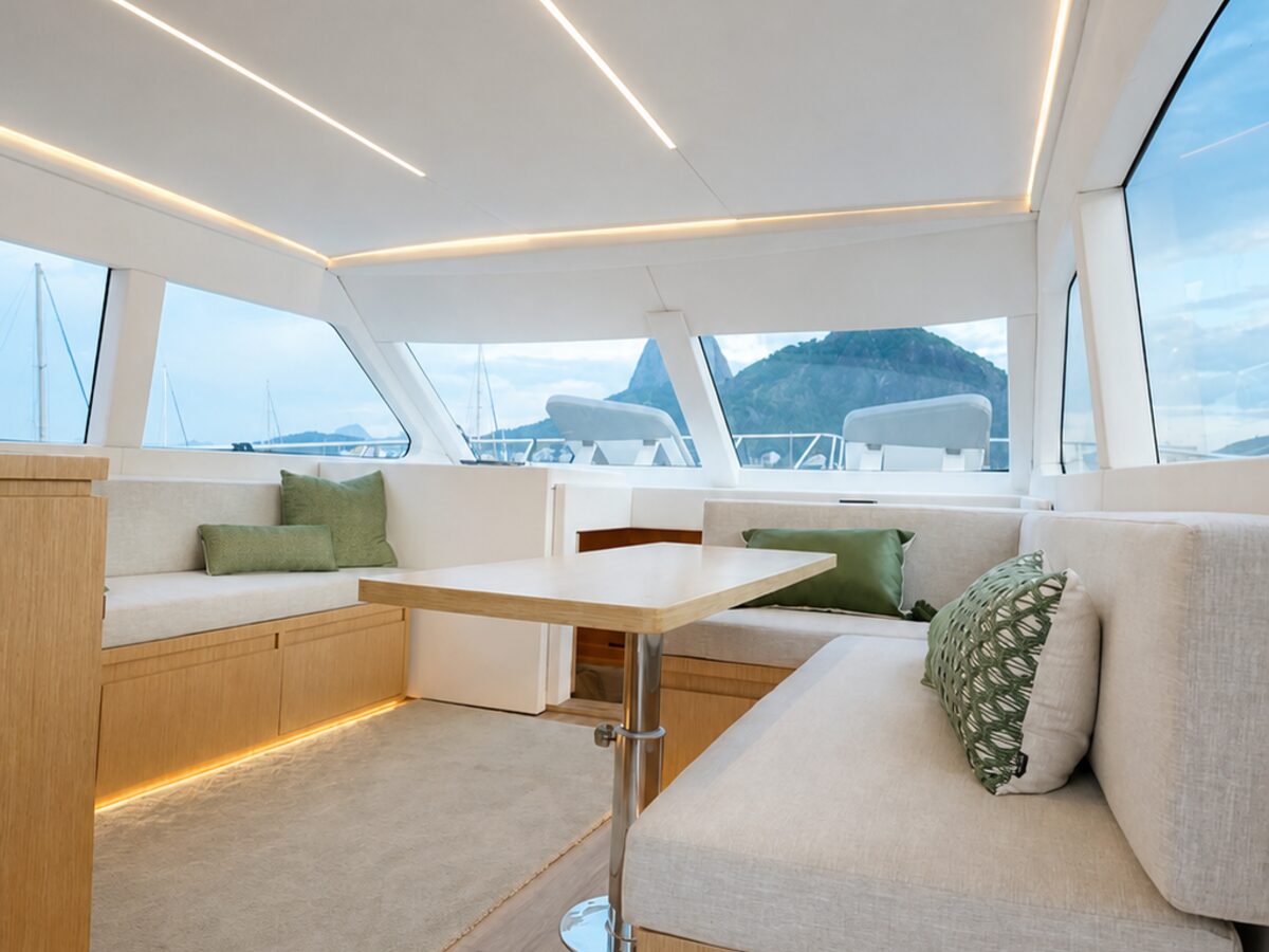 WeBoat Mares 50 - Salão amplo com iluminação LED
