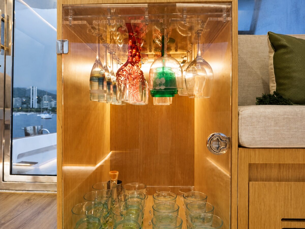 WeBoat Mares 50 - Adega iluminada com taças