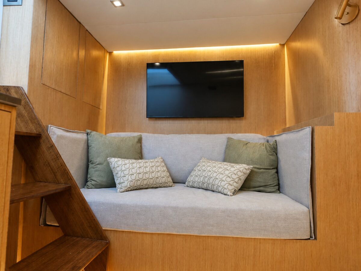 WeBoat Mares 50 - Sofá interno com acesso ao deck