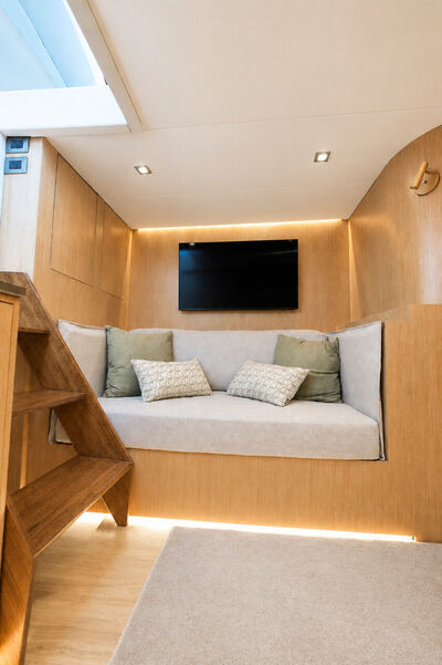 WeBoat Mares 50 - Cabine com TV e almofadas