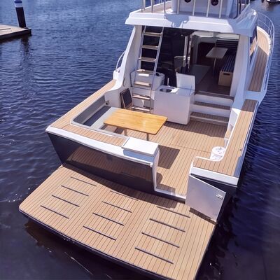 WeBoat Mares 50 - Deck de popa com mesa e plataforma de banho