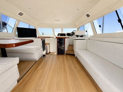 WeBoat Rio Star 50 - Salão com sofás e acesso à timoneira