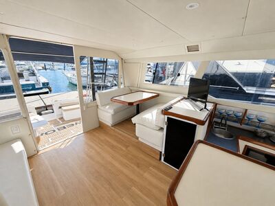 WeBoat Rio Star 50 - Salão com mesa de jantar e cozinha