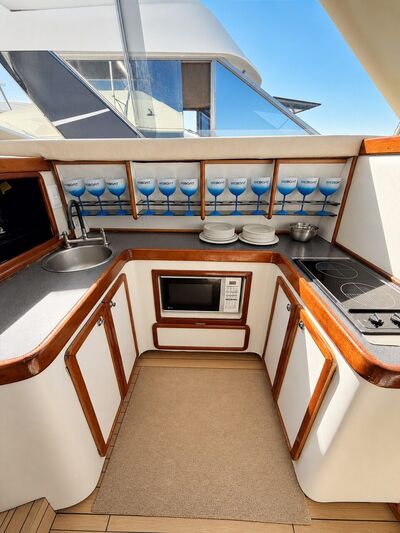 WeBoat Rio Star 50 - Cozinha com cooktop e micro-ondas