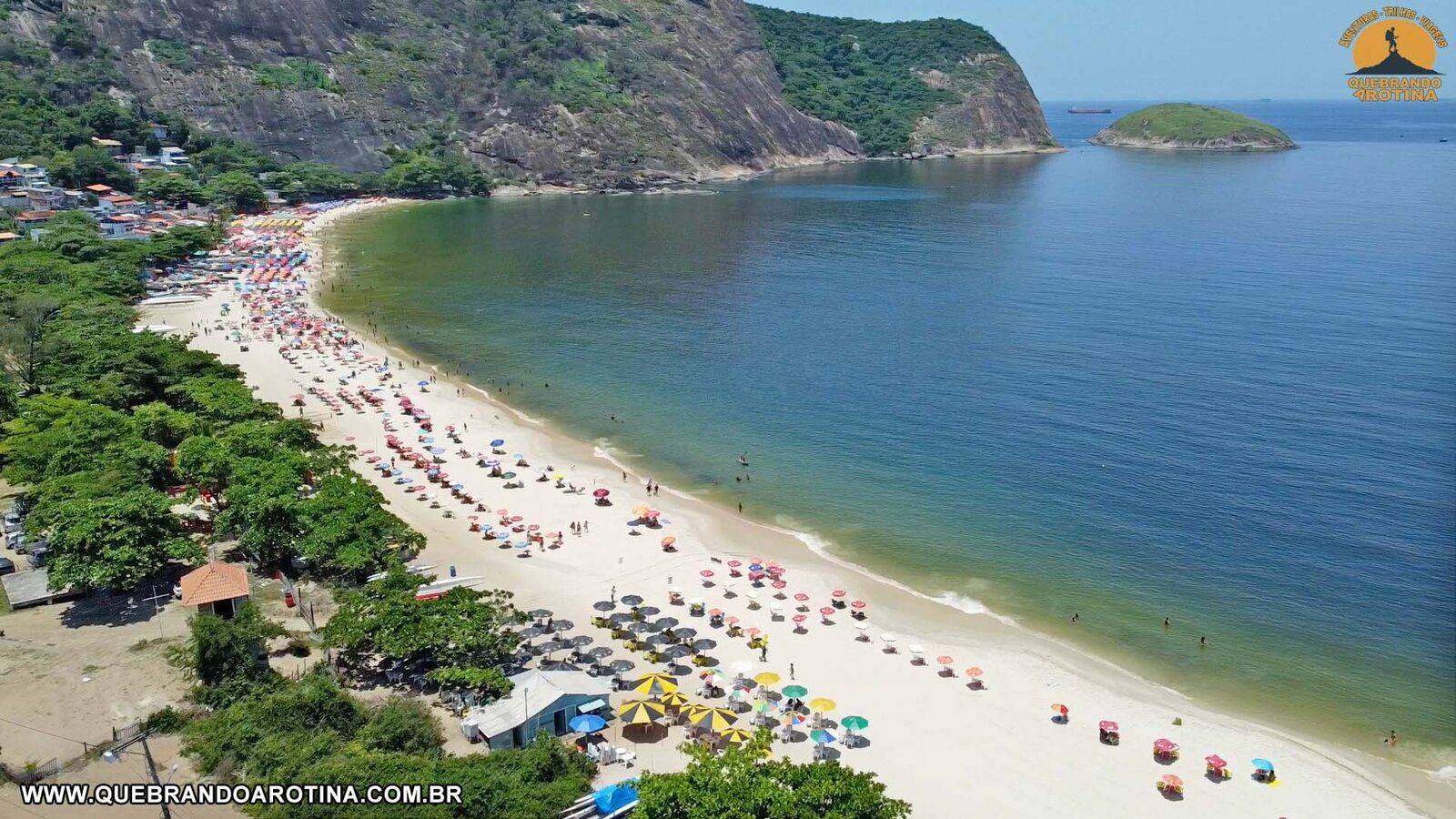 Vista aérea de la Praia de Itaipu en Niterói con mar cristalino y montañas