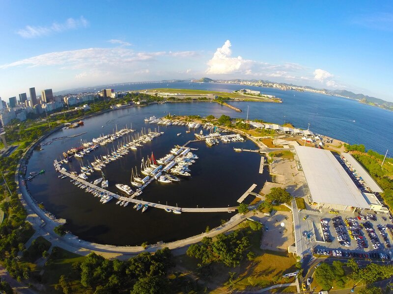 Vista aérea da Marina da Glória com embarcações atracadas e Baía de Guanabara ao fundo